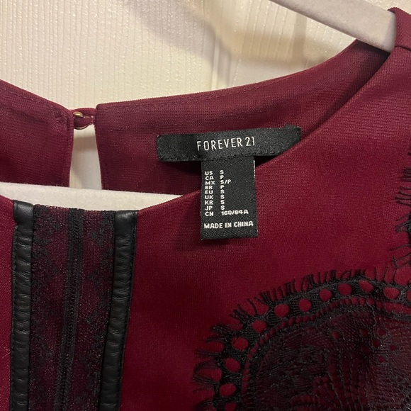 Black and Maroon Lace Sleeve Dress - Picture 4 of 4